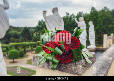 Oublié dans le parc un bouquet de mariée rouge Banque D'Images