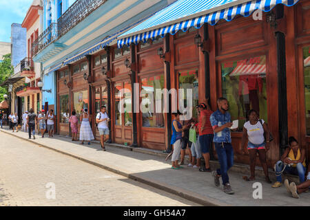 Les gens de shopping dans la Calle Obispo, Vieille Havane, Cuba Banque D'Images