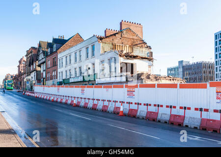 Travaux de démolition de bâtiments. Les bâtiments en cours de démolition dans le cadre de la régénération et de réaménagement de la ville, Nottingham, England, UK Banque D'Images