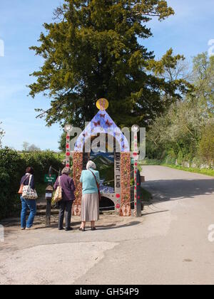 2016 visiteurs admirer la vinaigrette bien représentant 'en Angleterre's Green  + terre agréable' à Yew Tree, Bien, Tissington Derbyshire. Banque D'Images