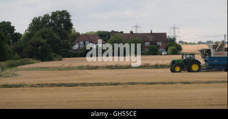 Off, le chargement, l', Harvester, blé, charge, sur l'attente, tracteur, remorque, transport,, il à l'étable, ou de production, Banque D'Images