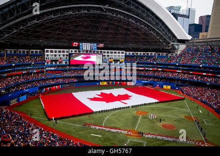 Les équipes' les hymnes nationaux sont chantés comme un drapeau canadien est déployé sur la fête du Canada au Centre Rogers de Toronto, Canada. Banque D'Images