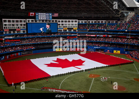 Les équipes' les hymnes nationaux sont chantés comme un drapeau canadien est déployé sur la fête du Canada au Centre Rogers de Toronto, Canada. Banque D'Images