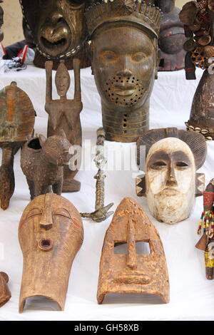 Masques africains traditionnels vendus dans une échoppe de marché Banque D'Images