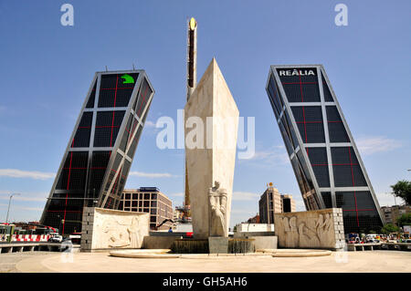 Géographie / voyages, Espagne, monument de José Calvo Sotelo devant des tours Kio, torr KIO, appelée aussi porte de l'Europe, à l'hôtel Plaza Castilla, Madrid, Additional-Rights Clearance-Info-Not-Available- Banque D'Images