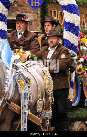 Géographie / voyage, Allemagne, Bavaria, Munich, bière reefer sur la traditionnelle procession en costumes traditionnels de l'Oktoberfest, Additional-Rights Clearance-Info-Not-Available- Banque D'Images