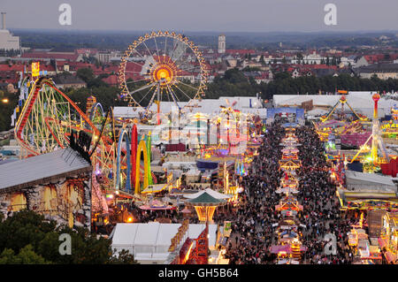 Géographie / voyage, Allemagne, Bavaria, Munich, vue à travers le festival de bière de l'église Saint Paul dans la lumière au coucher du soleil, l'Oktoberfest, Additional-Rights Clearance-Info-Not-Available- Banque D'Images