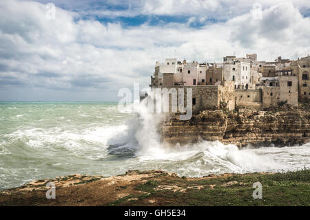 Au cours de la mer orageuse impressionnante merveilleux village de Polignano a Mare, dans le sud de l'Italie Banque D'Images