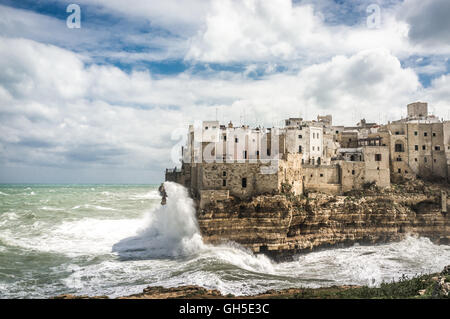 Au cours de la mer orageuse impressionnante merveilleux village de Polignano a Mare, dans le sud de l'Italie Banque D'Images