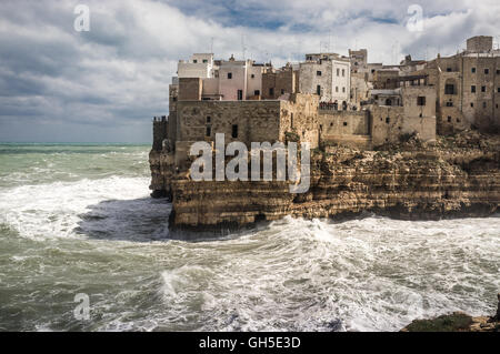 Au cours de la mer orageuse impressionnante merveilleux village de Polignano a Mare, dans le sud de l'Italie Banque D'Images