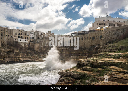 Au cours de la mer orageuse impressionnante merveilleux village de Polignano a Mare, dans le sud de l'Italie Banque D'Images