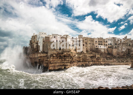 Au cours de la mer orageuse impressionnante merveilleux village de Polignano a Mare, dans le sud de l'Italie Banque D'Images