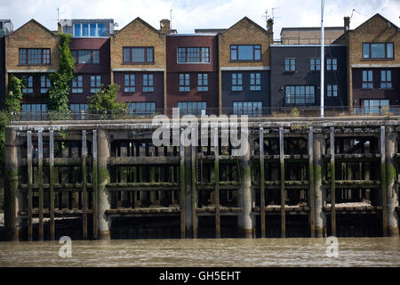 Riverside, vivant le long des rives de la Tamise, près de Wapping, East London, England, UK Banque D'Images