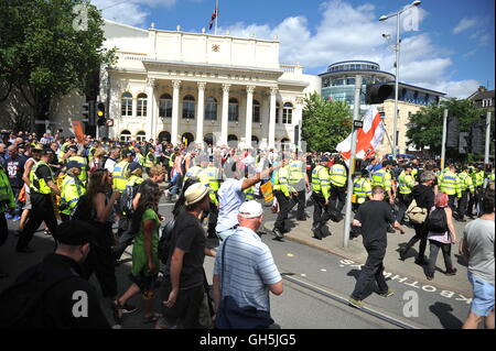 Les manifestants de l'extrême-droite EDL (groupe English Defence League) se rassemblent dans la ville de Nottingham. La police tchèque bouclés centre-ville rues comme le groupe fait leur chemin du château de quai pour le centre-ville. Banque D'Images