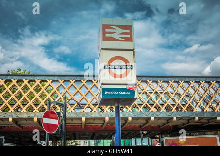 Réseau Rail signalisation et cocarde de la gare de Waterloo à l'extérieur de la gare de Waterloo, Londres, Angleterre, Royaume-Uni Banque D'Images