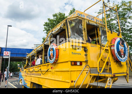 Un London Duck Tours bus près de la roue du millénaire sur la rive sud de Londres, UK Banque D'Images