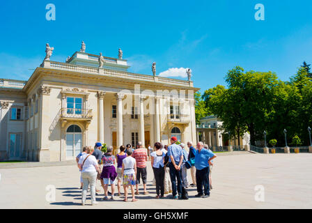 Guiden groupe touristique, en face du Palac Na Wyspie, Palais sur l'eau, Parc Lazienki, Varsovie, Pologne Banque D'Images