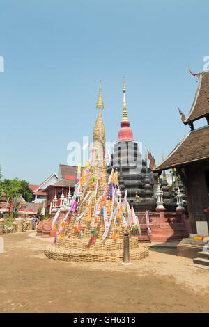 Chedis sable érigée pendant Songkran festival, Wat Pan Tao, Chiang Mai, Thaïlande Banque D'Images