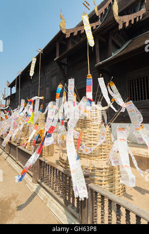 Chedis sable érigée pendant Songkran festival, Wat Pan Tao, Chiang Mai, Thaïlande Banque D'Images