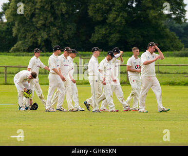 Worfield Cricket Club joueurs pendant un match contre Streetly Cricket Club à Davenport Park, Shropshire, England, UK. Banque D'Images