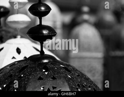 Image en noir et blanc des lanternes sur la vente au marché espagnol Banque D'Images