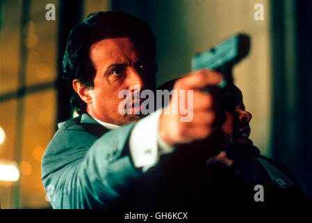 STALLONE GET CARTER - DIE WAHRHEIT TUT WEH / Stallone Get Carter USA 2001 / Stephen Kay Jack Carter (Sylvester Stallone) hat sein Leben lang die Drecksarbeit für andere gemacht. Er ist ein Einzelgänger. Als sein Bruder Richie stirbt, kehrt er en seine Heimatstadt zurück, um un senneur Schwägerin Gloria und senneur Nichte Doreen gutzumachen, was er bei seinem Bruder versäumt hat. Jack entdeckt Als, dass sein Bruder ermordet, vergisst wurde er seine guten Vorsätze sinnt auf und Rache... Regie : Stephen Kay aka. Stallone Get Carter Banque D'Images