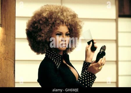 Dans GOLDSTÄNDER / AUSTIN POWERS Austin Powers in Goldmember USA 2002 / Jay Roach Foxxy Cleopatra (Beyoncé Knowles) Régie : Jay Roach aka. Austin Powers in Goldmember Banque D'Images