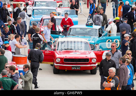 Une Ford Mustang à l'avant d'une ligne de voitures de tourisme classique dans le paddock à l'assemblée annuelle de l'événement classique Silverstone, UK Banque D'Images