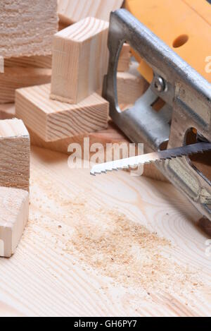 Puzzle en bois électrique avec des briques sur table de travail libre Banque D'Images