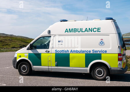 Une ambulance de la NHS Scotland Scottish Ambulance Service sur l'île de Barra dans les Hébrides extérieures. Banque D'Images