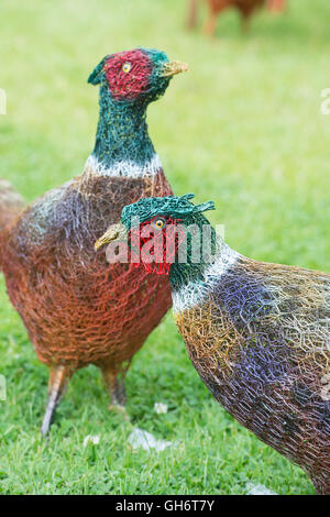 Faisans peints fabriqués à partir de fil de poulet lors d'un spectacle de fleurs. ROYAUME-UNI Banque D'Images