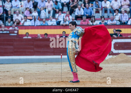 Le torero Espagnol Jose Carlos Venegas la corrida avec la béquille dans l'Arène de Jaen, Espagne Banque D'Images