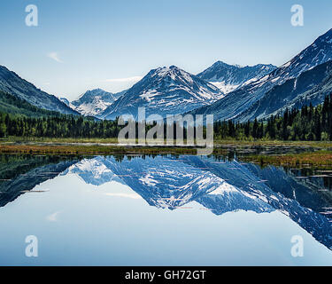 Les montagnes de Moose Pass, Alaska, sont parfaitement reflétée dans un lac de sternes sur la péninsule de Kenai. Banque D'Images