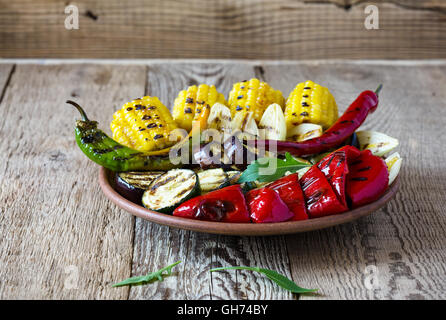 Légumes d'été grillés bio faits maison sur la table rustique. Le maïs, le poivre, l'oignon, l'aubergine, la courgette. Concept d'aliments végétariens Banque D'Images