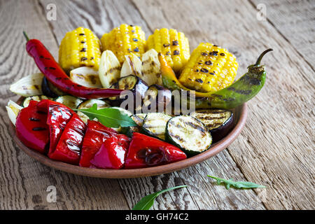 Légumes d'été grillés bio faits maison sur la table rustique. Le maïs, le poivre, l'oignon, l'aubergine, la courgette. Concept d'aliments végétariens Banque D'Images