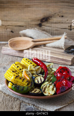 Légumes d'été grillés bio faits maison sur la table rustique. Le maïs, le poivre, l'oignon, l'aubergine, la courgette. Concept d'aliments végétariens Banque D'Images