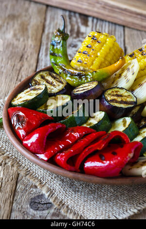 Légumes d'été grillés bio faits maison sur la table rustique. Le maïs, le poivre, l'oignon, l'aubergine, la courgette. Concept d'aliments végétariens Banque D'Images