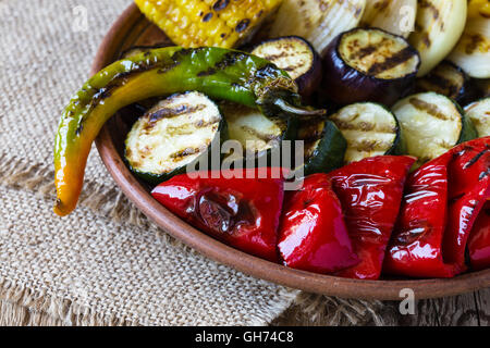 Légumes d'été grillés bio faits maison sur la table rustique. Le maïs, le poivre, l'oignon, l'aubergine, la courgette. Concept d'aliments végétariens Banque D'Images