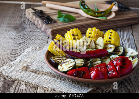 Légumes d'été grillés bio faits maison sur la table rustique. Le maïs, le poivre, l'oignon, l'aubergine, la courgette. Concept d'aliments végétariens Banque D'Images