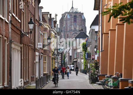 Street view avec en arrière-plan, De Oldehove, un tour de l'église dans le centre de la ville néerlandaise de Leeuwarden. Banque D'Images
