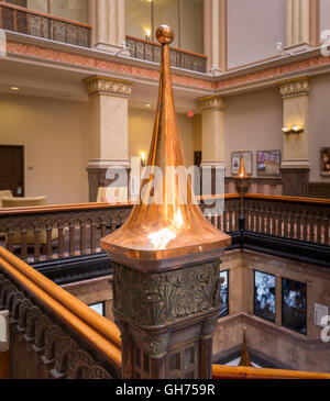 Fleuron de cuivre sur le grand escalier du 1886 Northwestern Mutual Life Insurance Company Home Office building à Milwaukee, W Banque D'Images