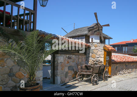 Le moulin et le panier dans les rues de la vieille ville. Banque D'Images