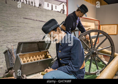 Les soldats avec des armes à feu, la montagne de lumière Hotchkiss diorama au musée en 1880, casernes, site historique d'état de Fort Bridger, Wyoming, USA Banque D'Images