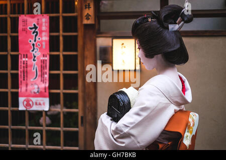 La beauté d'une geisha dans le streeets de Kyoto, Japon Banque D'Images