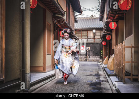 La beauté d'une geisha dans le streeets de Kyoto, Japon Banque D'Images