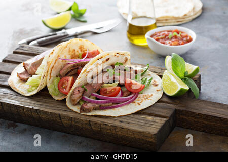 Steak tacos de tranches de répondre, salade et salsa de tomates Banque D'Images