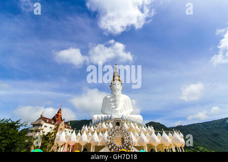 Avant de cinq Bouddha blanc avec ciel à Wat Pha Kaew Sorn, Khao Kho, Phetchabun, THAÏLANDE. Banque D'Images