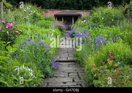 L'été large frontière avec chemin d'accès jusqu'à un pavillon d'été. Sleightholmedale Lodge, Yorkshire Banque D'Images