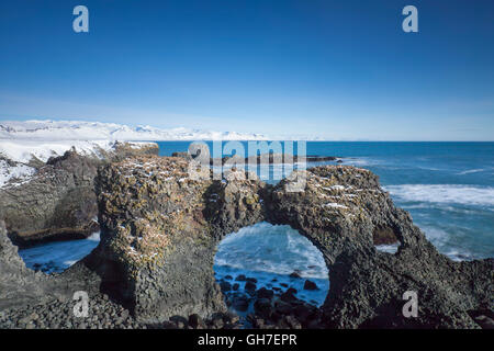 - Gatklettur Arch Rock - falaise avec arche naturelle près d'Arnarstapi, Islande, de Snæfellsnes Banque D'Images