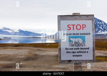 Panneau d'avertissement de l'ours polaire au Spitzberg Spitzberg, Norvège / Banque D'Images